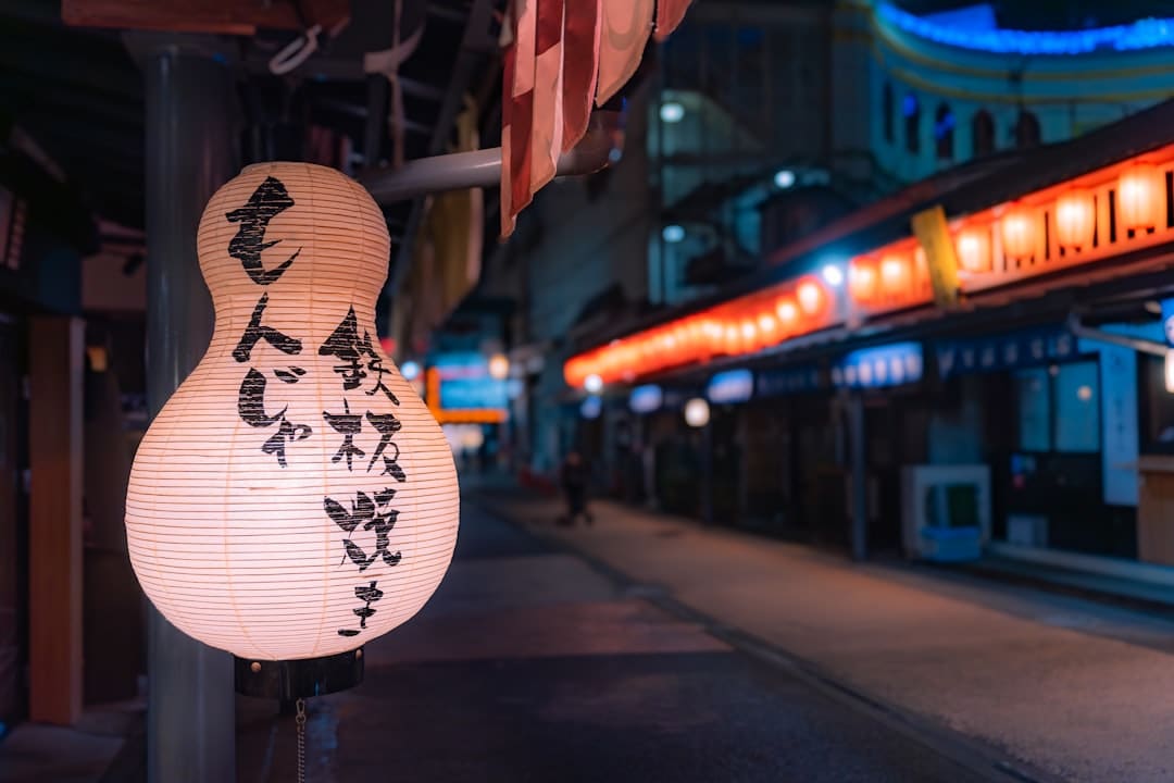 盯着拾荒老人不放,是怜悯?还是想遮羞?